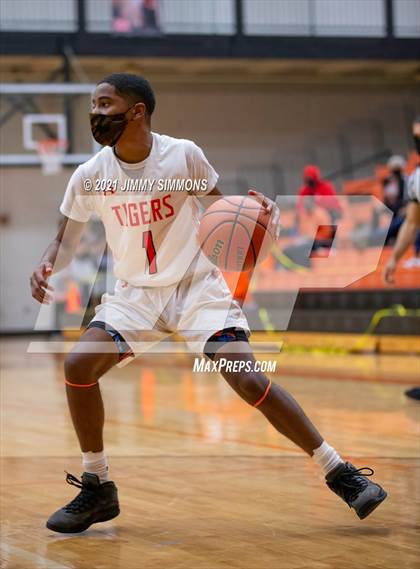 Thumbnail 3 in East St. Louis @ Edwardsville (IHSA SWC Championship) photogallery.