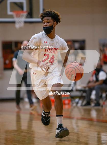 Thumbnail 3 in East St. Louis @ Edwardsville (IHSA SWC Championship) photogallery.