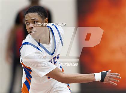 Thumbnail 2 in East St. Louis vs. Mt. Vernon (IHSA 3A Sectionals Semifinal) photogallery.