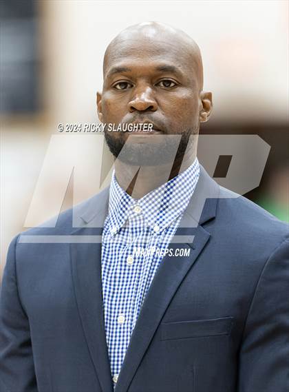 Thumbnail 2 in East St. Louis vs. Mt. Vernon (IHSA 3A Sectionals Semifinal) photogallery.
