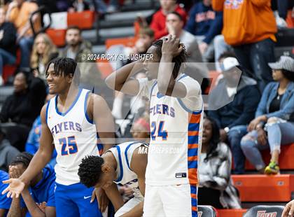 Thumbnail 3 in East St. Louis vs. Mt. Vernon (IHSA 3A Sectionals Semifinal) photogallery.