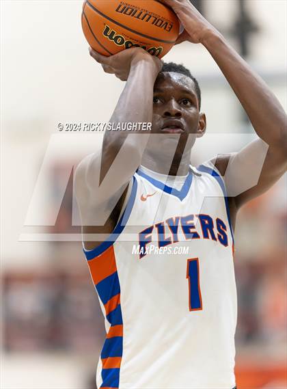 Thumbnail 3 in East St. Louis vs. Mt. Vernon (IHSA 3A Sectionals Semifinal) photogallery.