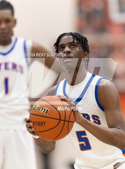 Thumbnail 2 in East St. Louis vs. Mt. Vernon (IHSA 3A Sectionals Semifinal) photogallery.
