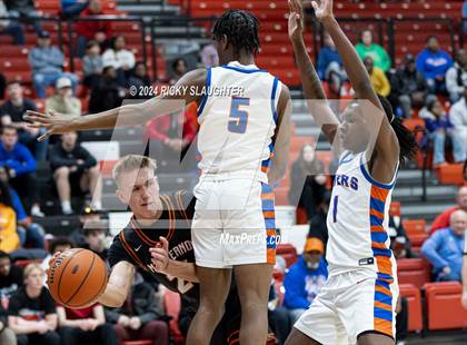 Thumbnail 3 in East St. Louis vs. Mt. Vernon (IHSA 3A Sectionals Semifinal) photogallery.