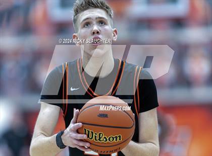 Thumbnail 2 in East St. Louis vs. Mt. Vernon (IHSA 3A Sectionals Semifinal) photogallery.