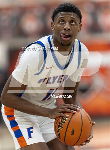 Thumbnail 1 in East St. Louis vs. Mt. Vernon (IHSA 3A Sectionals Semifinal) photogallery.