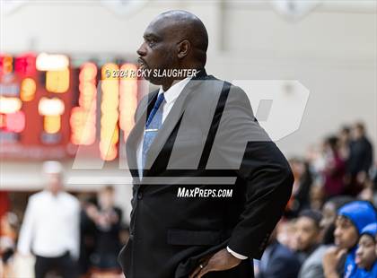 Thumbnail 1 in East St. Louis vs. Mt. Vernon (IHSA 3A Sectionals Semifinal) photogallery.