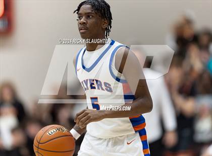 Thumbnail 2 in East St. Louis vs. Mt. Vernon (IHSA 3A Sectionals Semifinal) photogallery.