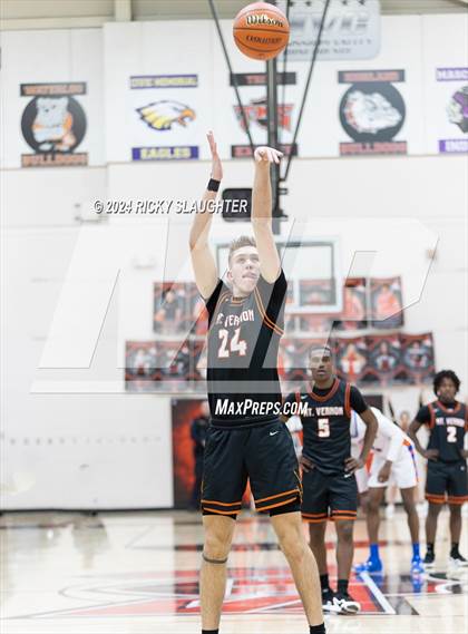 Thumbnail 2 in East St. Louis vs. Mt. Vernon (IHSA 3A Sectionals Semifinal) photogallery.