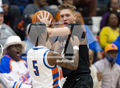 Thumbnail 2 in East St. Louis vs. Mt. Vernon (IHSA 3A Sectionals Semifinal) photogallery.