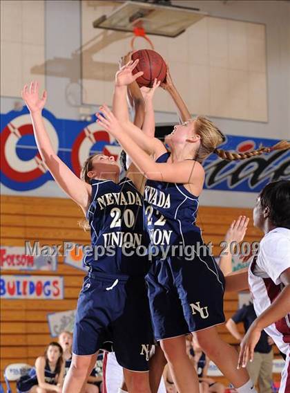 Thumbnail 2 in Nevada Union vs. Natomas (Bulldog Winter Classic) photogallery.