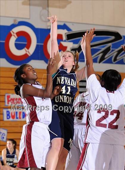 Thumbnail 2 in Nevada Union vs. Natomas (Bulldog Winter Classic) photogallery.