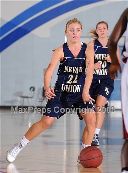 Thumbnail 2 in Nevada Union vs. Natomas (Bulldog Winter Classic) photogallery.