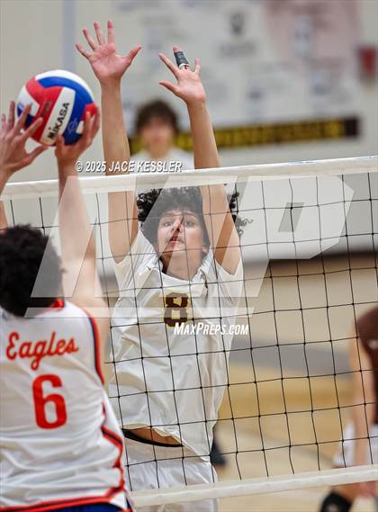 Thumbnail 2 in Chaminade @ Crespi photogallery.