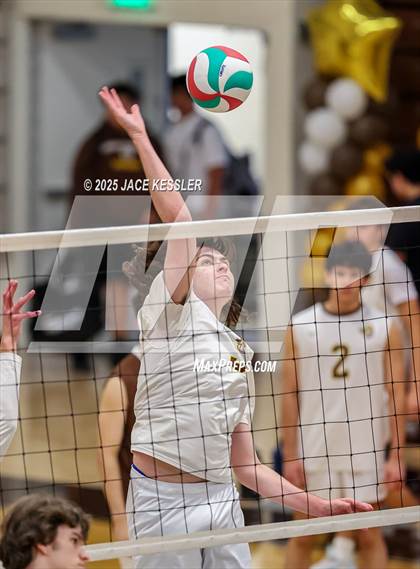 Thumbnail 2 in Chaminade @ Crespi photogallery.