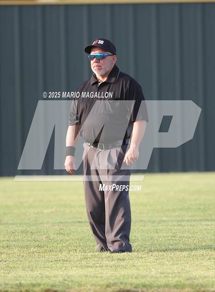 Thumbnail 2 in Los Fresnos vs. La Joya (UIL Baseball Bi-District 6A D1) photogallery.