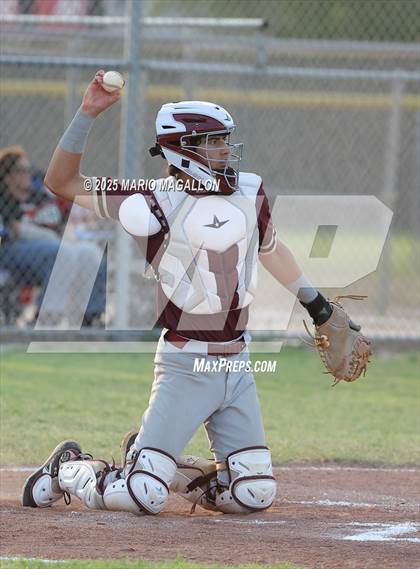 Thumbnail 2 in Los Fresnos vs. La Joya (UIL Baseball Bi-District 6A D1) photogallery.