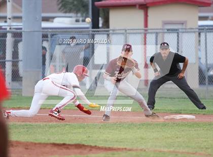 Thumbnail 2 in Los Fresnos vs. La Joya (UIL Baseball Bi-District 6A D1) photogallery.