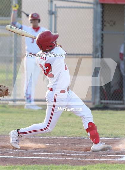 Thumbnail 2 in Los Fresnos vs. La Joya (UIL Baseball Bi-District 6A D1) photogallery.