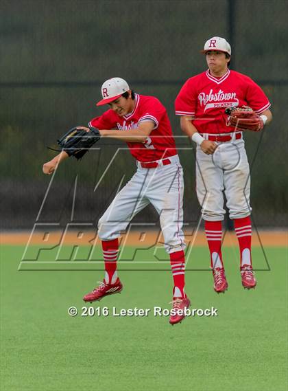 Thumbnail 2 in King vs. Robstown (UIL 4A Regional Quarterfinal) photogallery.