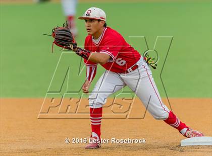 Thumbnail 2 in King vs. Robstown (UIL 4A Regional Quarterfinal) photogallery.