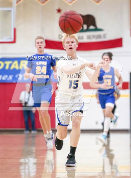 Thumbnail 1 in Ripon Christian vs. South Tahoe photogallery.
