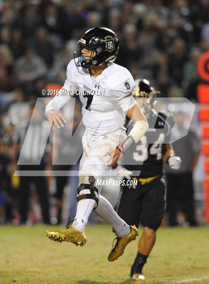 Thumbnail 2 in Servite vs. JSerra Catholic photogallery.