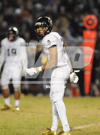 Thumbnail 2 in Servite vs. JSerra Catholic photogallery.