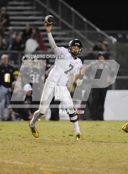 Thumbnail 3 in Servite vs. JSerra Catholic photogallery.