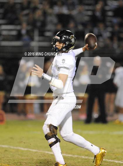 Thumbnail 3 in Servite vs. JSerra Catholic photogallery.