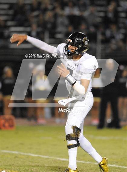Thumbnail 1 in Servite vs. JSerra Catholic photogallery.