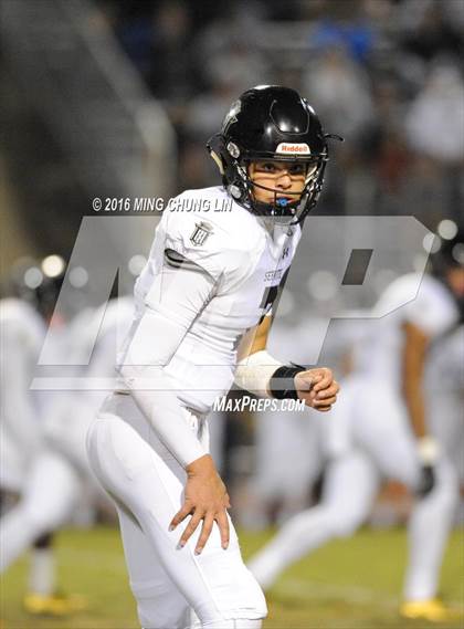 Thumbnail 3 in Servite vs. JSerra Catholic photogallery.