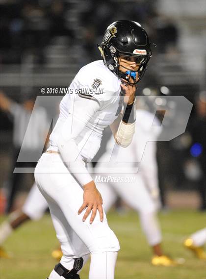Thumbnail 3 in Servite vs. JSerra Catholic photogallery.