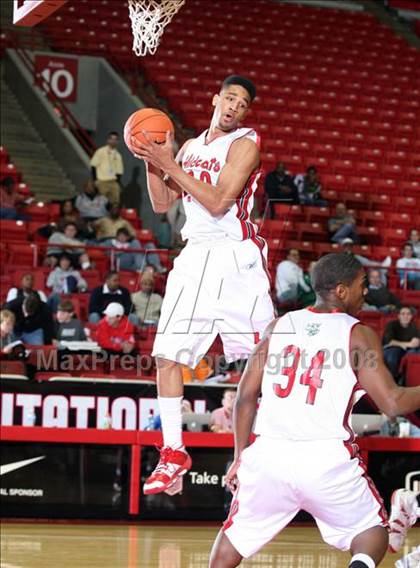 Thumbnail 1 in Garfield vs. Lawrence North (T-Mobile Invitational) photogallery.