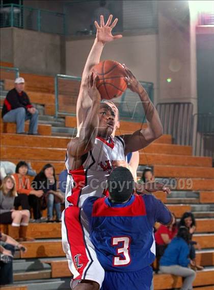Thumbnail 2 in Folsom vs. Liberty (MaxPreps Holiday Classic) photogallery.