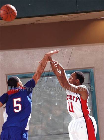 Thumbnail 3 in Folsom vs. Liberty (MaxPreps Holiday Classic) photogallery.