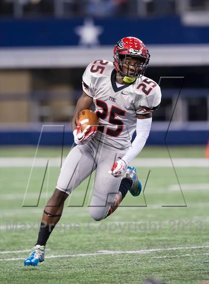 Thumbnail 2 in Hebron vs. Cedar Hill (UIL 5A D2 Area Playoff) photogallery.