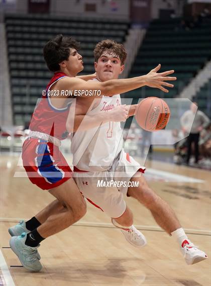 Thumbnail 3 in New Hartford vs Tappan Zee (NYSPHSAA Class A Final) photogallery.