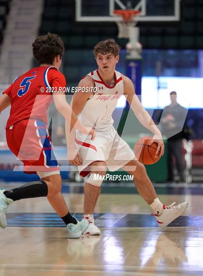 Thumbnail 1 in New Hartford vs Tappan Zee (NYSPHSAA Class A Final) photogallery.