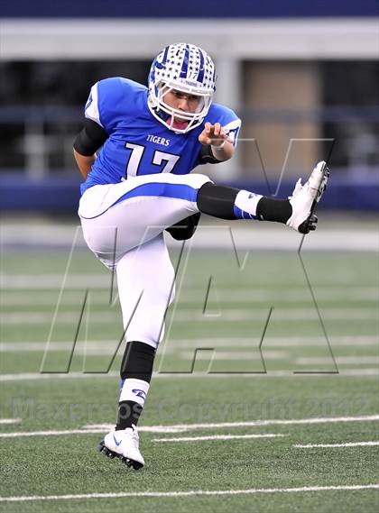 Thumbnail 2 in Cameron Yoe vs. Daingerfield (UIL 2A Division 1 Final) photogallery.