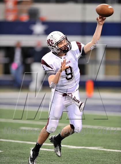 Thumbnail 2 in Cameron Yoe vs. Daingerfield (UIL 2A Division 1 Final) photogallery.