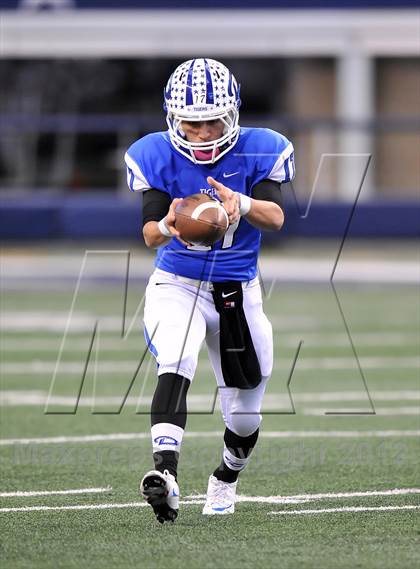 Thumbnail 2 in Cameron Yoe vs. Daingerfield (UIL 2A Division 1 Final) photogallery.
