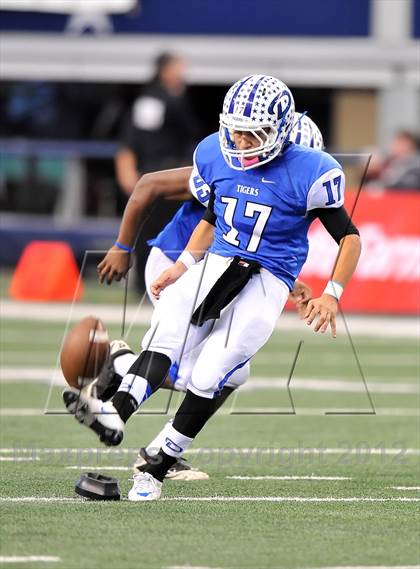 Thumbnail 2 in Cameron Yoe vs. Daingerfield (UIL 2A Division 1 Final) photogallery.