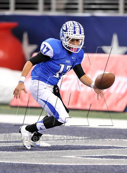 Thumbnail 1 in Cameron Yoe vs. Daingerfield (UIL 2A Division 1 Final) photogallery.