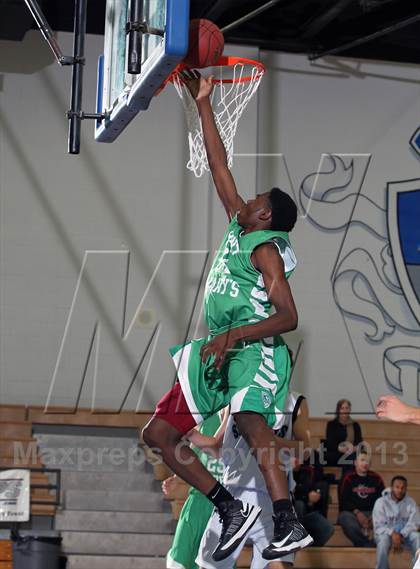 Thumbnail 3 in St. Mary's vs Villa Park (MaxPreps Holiday Classic) photogallery.