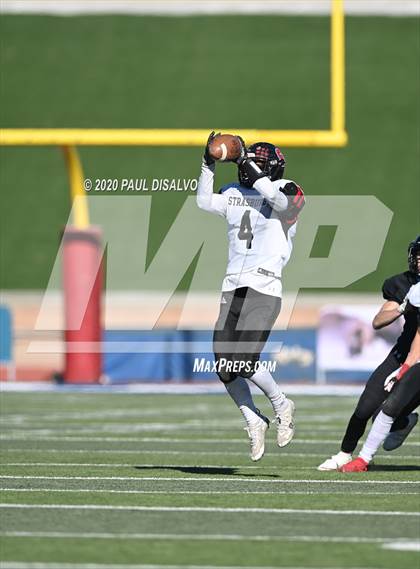 Thumbnail 3 in Limon vs. Strasburg (CHSAA 1A State Final) photogallery.