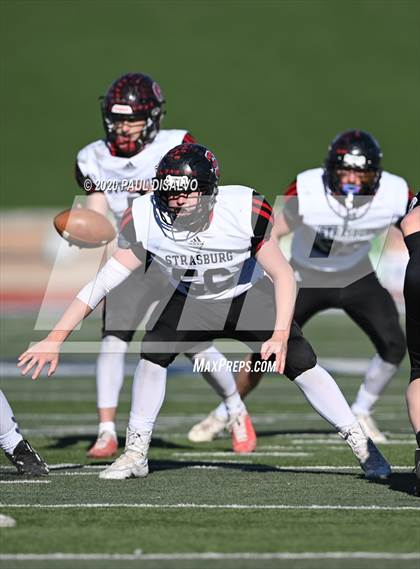 Thumbnail 3 in Limon vs. Strasburg (CHSAA 1A State Final) photogallery.