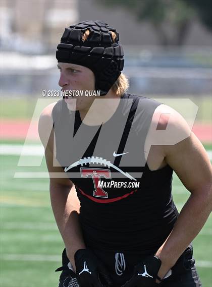 Thumbnail 2 in San Clemente vs. La Serna (Ocean View Seahawk Classic) photogallery.