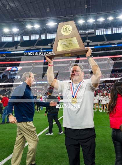 Thumbnail 3 in La Vega vs. Carthage (UIL 4A Division II Football Final) photogallery.
