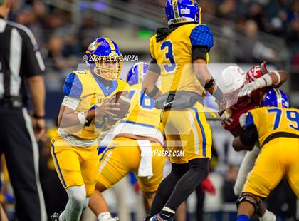 Thumbnail 3 in La Vega vs. Carthage (UIL 4A Division II Football Final) photogallery.